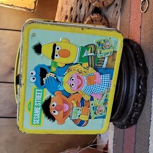 Aladdin Sesame Street tin Lunchbox from 1979 (No Thermos) in fair condition l
